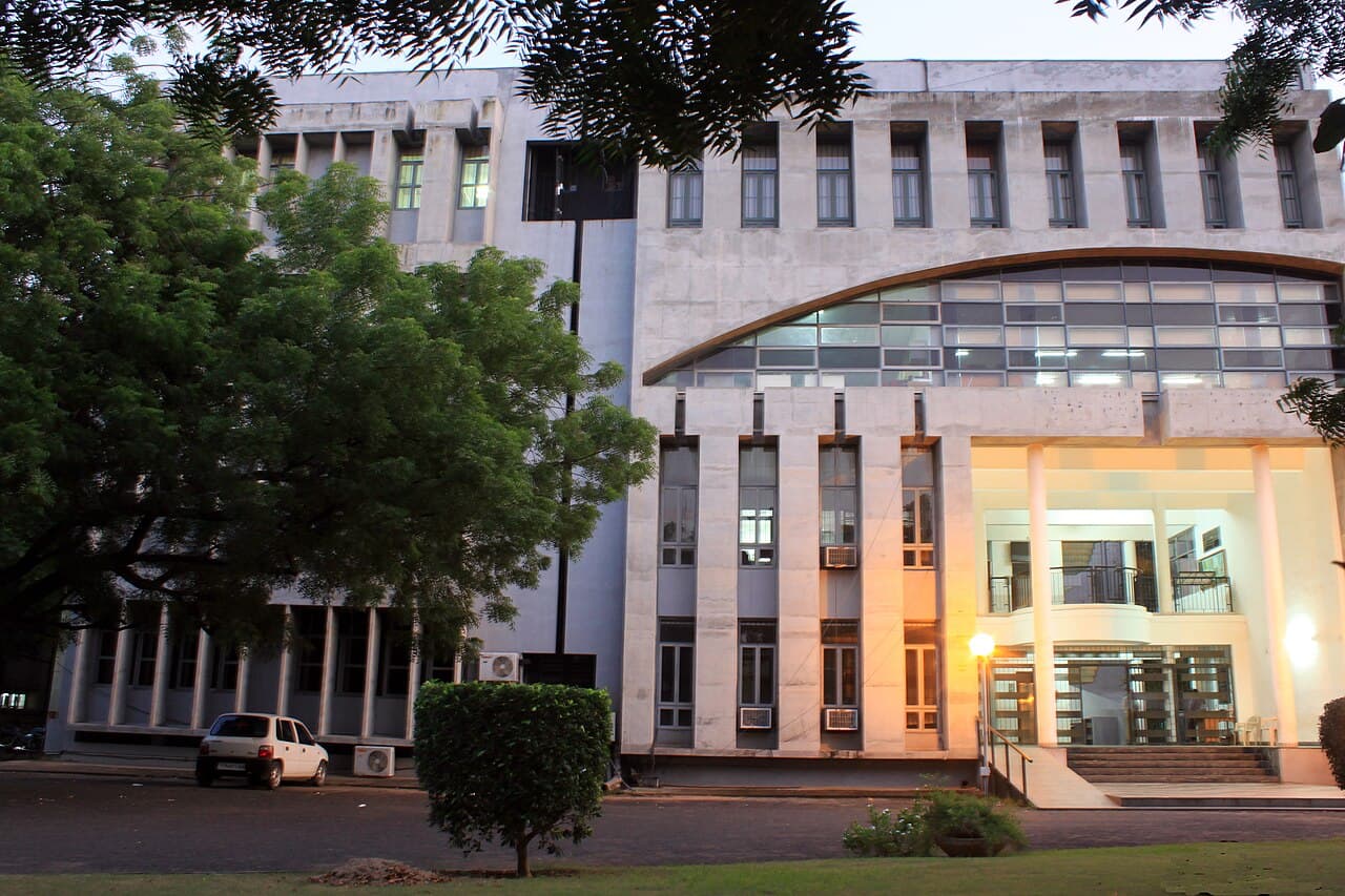 H.L. College of Commerce (HLCC) Campus in Navrangpura Ahmedabad